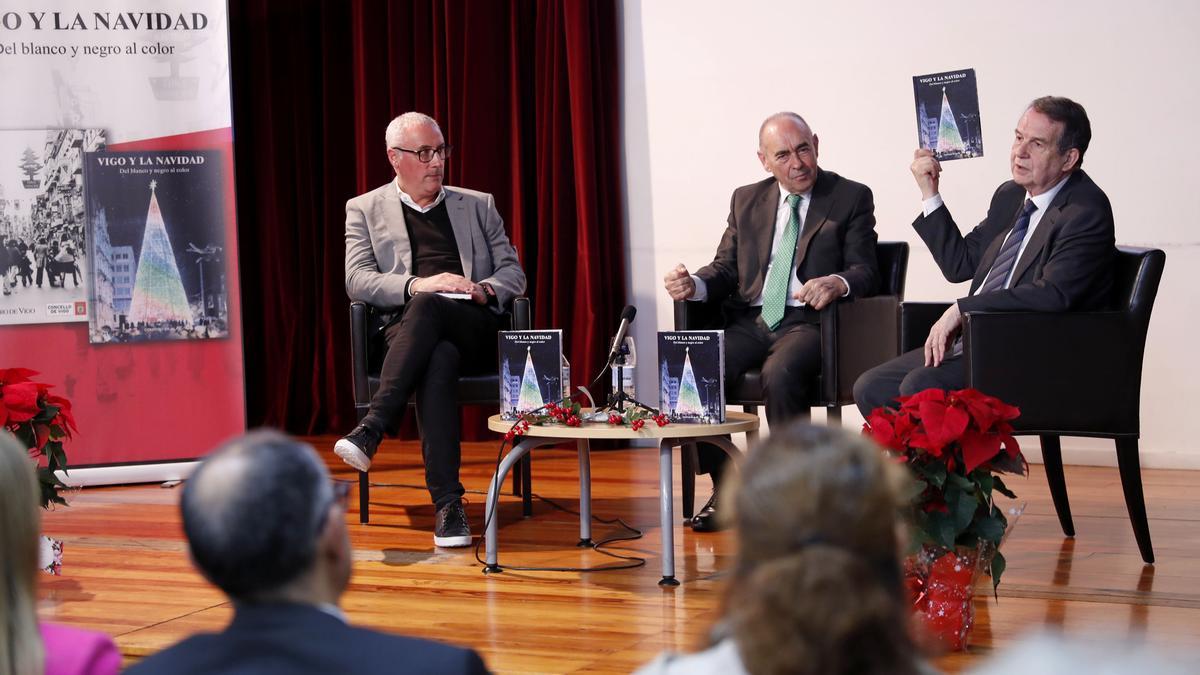 Rogelio Garrido (director FARO DE VIGO), Ceferino de Blas (cronista oficial de Vigo) y el alcalde Abel Caballero, en la presentación del libro.