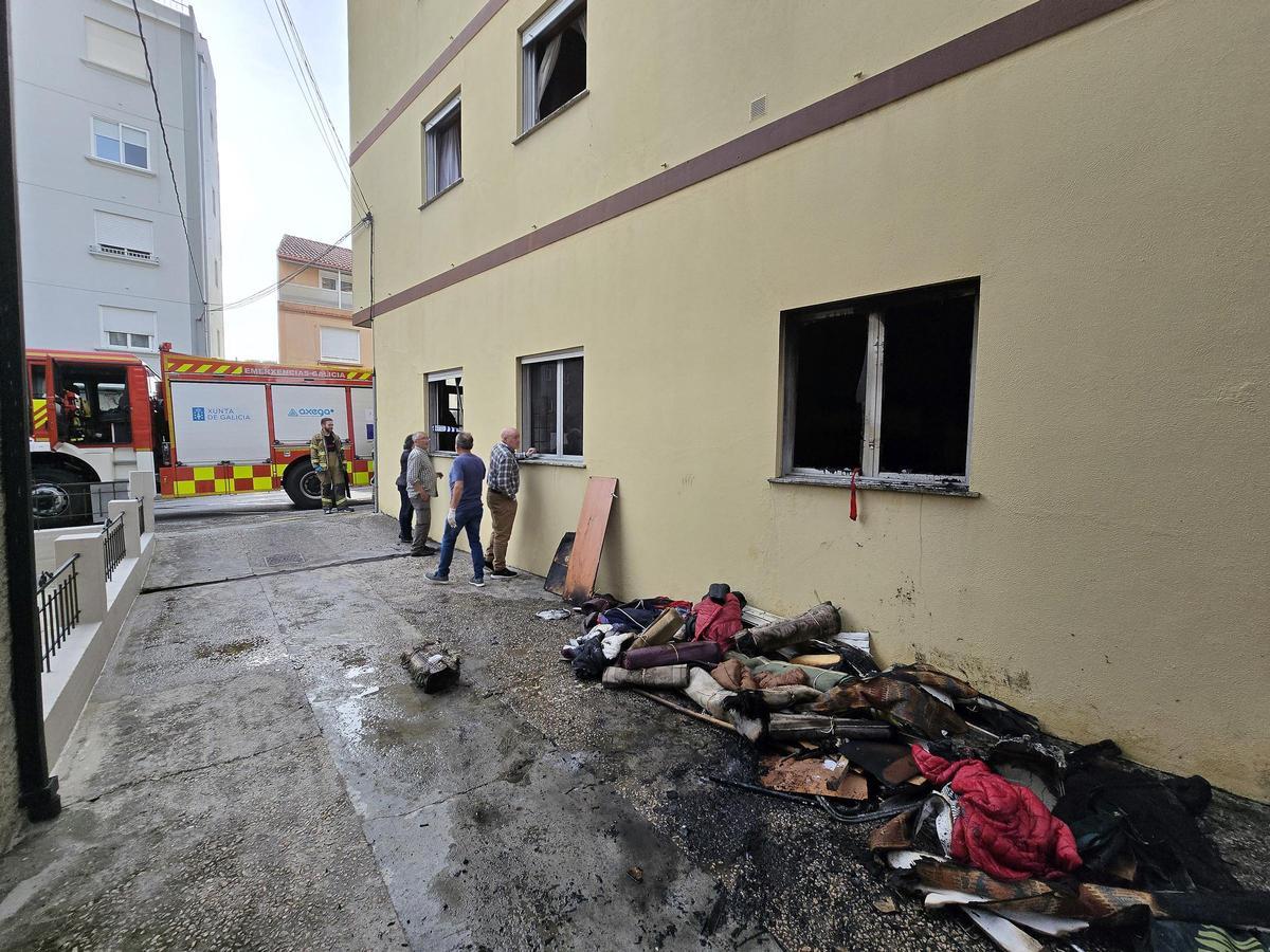 Rescatada a través de su balcón por un incendio en una casa en Chapela que calcinó el garaje