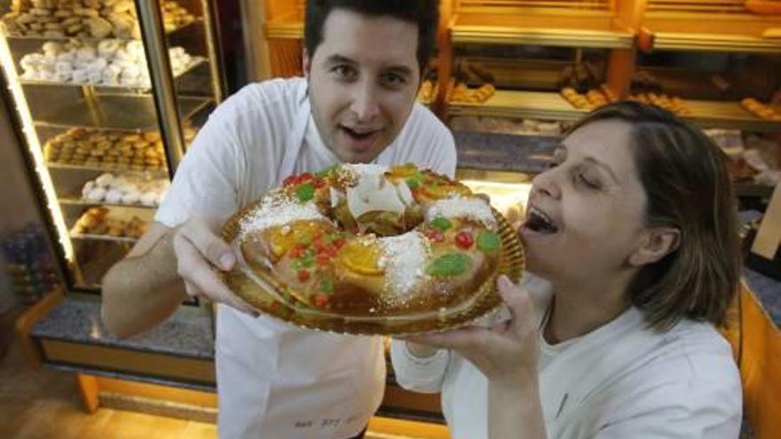 Ferri y su madre con su roscón.