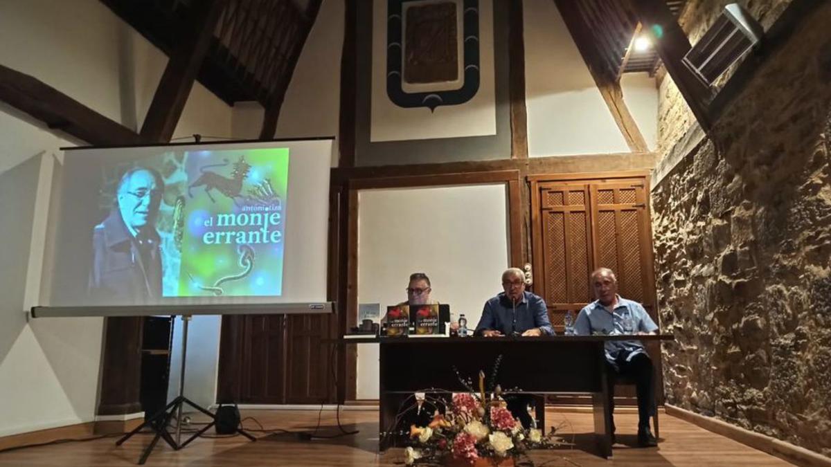 Presentación del libro de António Tiza en Puebla de Sanabria. | O. T.