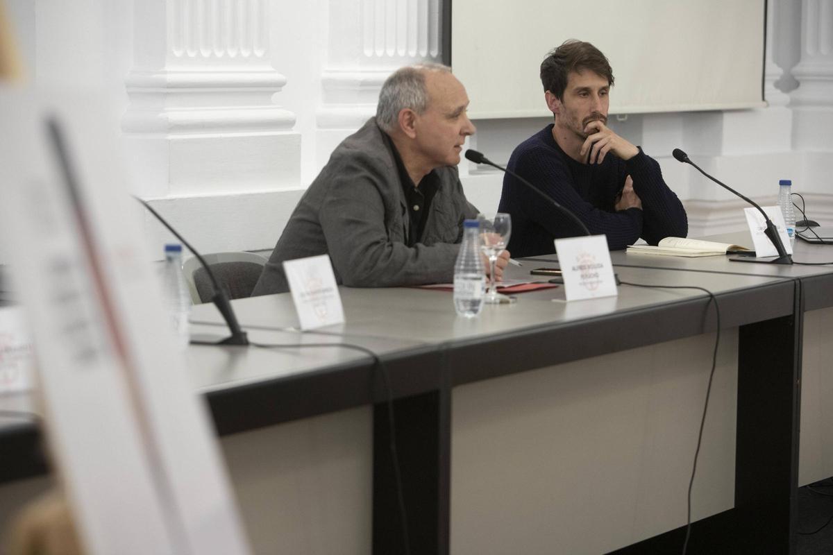 El regidor de Cultura, Alfred Boluda, y el historiador Carles Senso, en una de las ponencias de las jornadas de Educación y Memoria de Xàtiva en 2024.