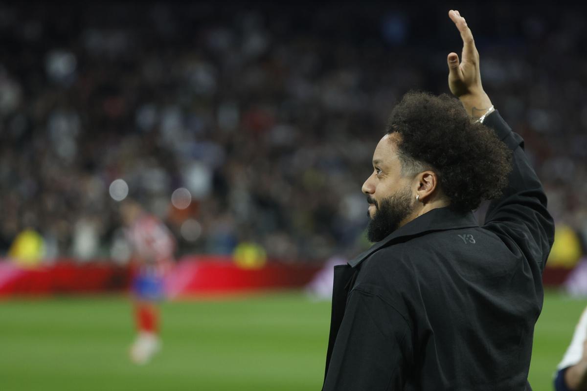El exjugador brasileño del Real Madrid, Marcelo, durante el homenaje que ha recibido previo al encuentro correspondiente a la jornada 23 de Laliga EA Sports que disputan hoy sábado Real Madrid y Atlético de Madrid en el estadio Santiago Bernabéu, en Madrid.