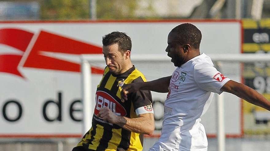 Portas, del Rápido, disputa un balón con un jugador rival durante un partido de Liga. // Jorge Santomé
