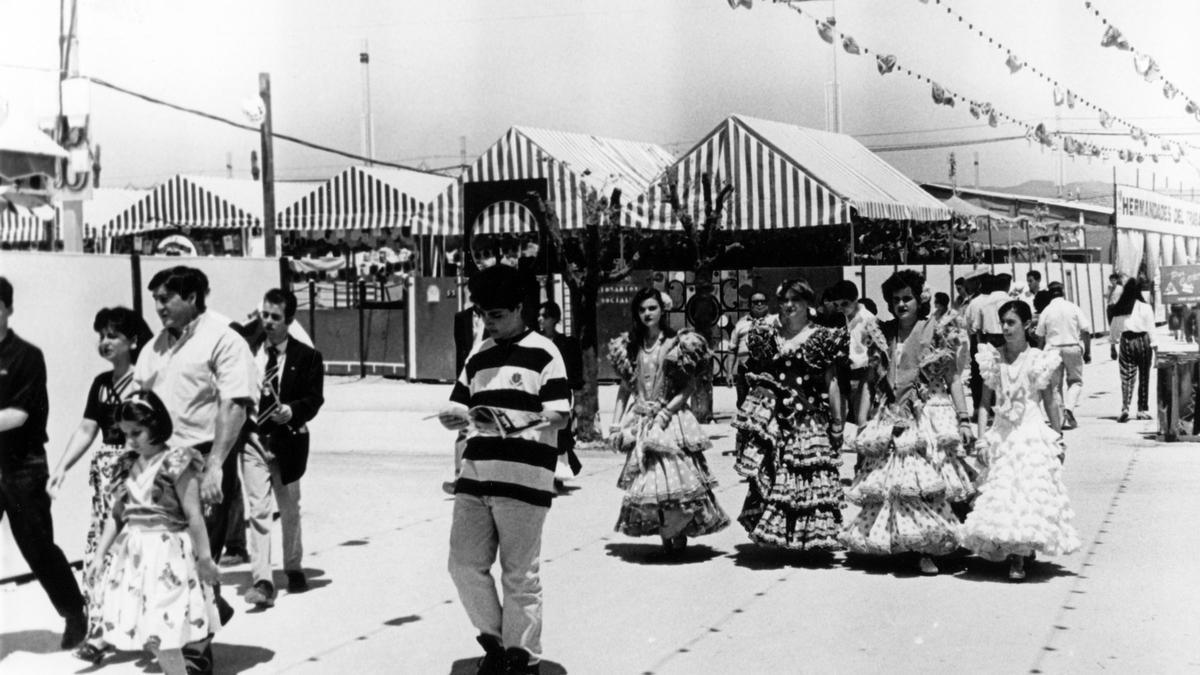 Paseando por la Feria en 1994 entre casetas de módulos y lonas blanquiverdes, que eran obligatorias.