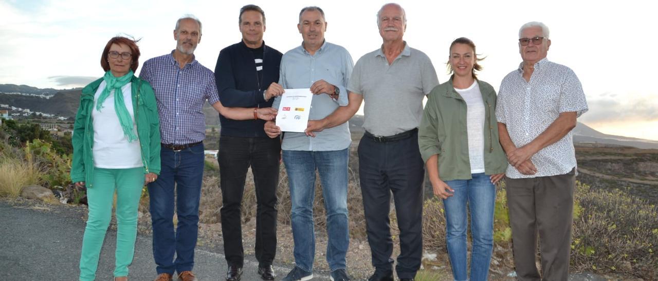 'Macu’ Martín (izquierda), Javier Perdomo, Marcos Marrero, Alexis Henríquez, Manuel Báez, Raquel Martel y Juan Ramón Cruz, mostrando un folio en el que anuncian el pacto en Firgas.