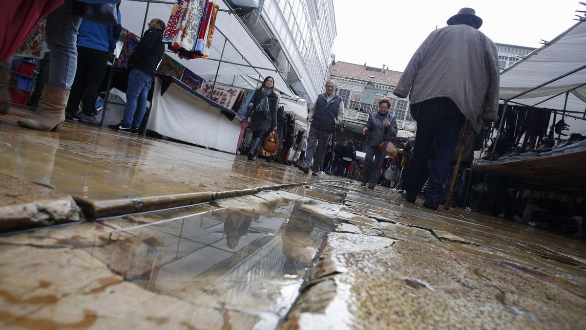 Baldosas rotas en la plaza Hermanos Orbón