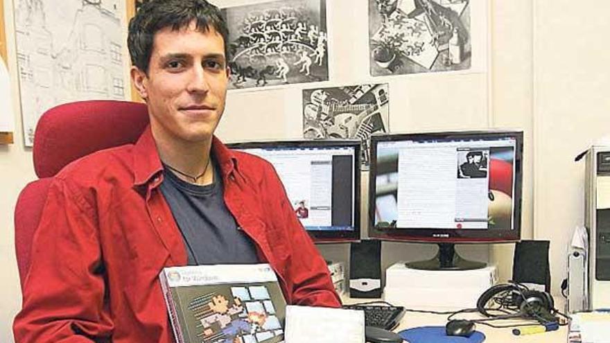 Ramón Méndez, con el libro y el DVD que recogen su tesis. // J. de Arcos