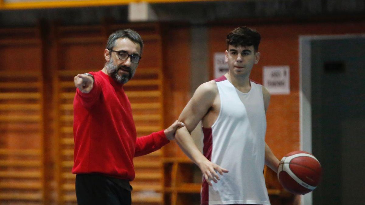 Pablo Orozco da instrucciones en un entrenamiento.