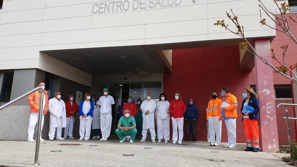 Concentración de los sanitarios a las puertas del Centro de Salud de Puebla de Sanabria.