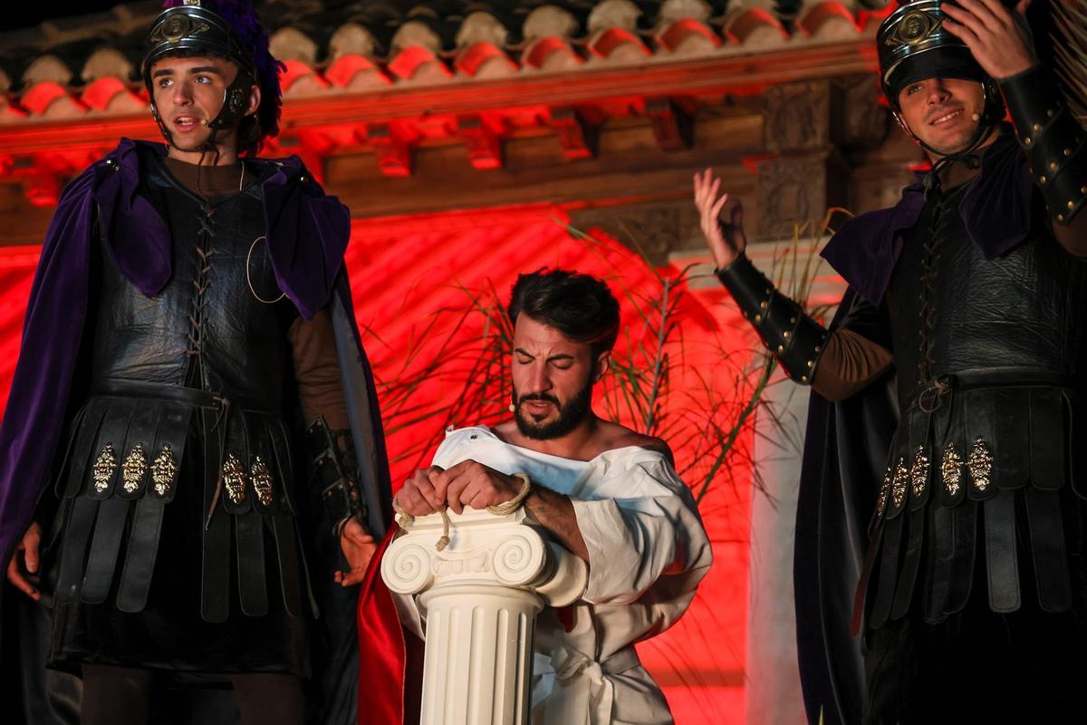 Así fue el Vía Crucis viviente del Paso Morado de Lorca