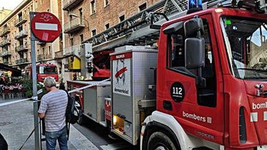 Foc en una campana extractora en un restaurant al centre de Figueres