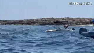 Una pequeña embarcación, en apuros en aguas de Ibiza