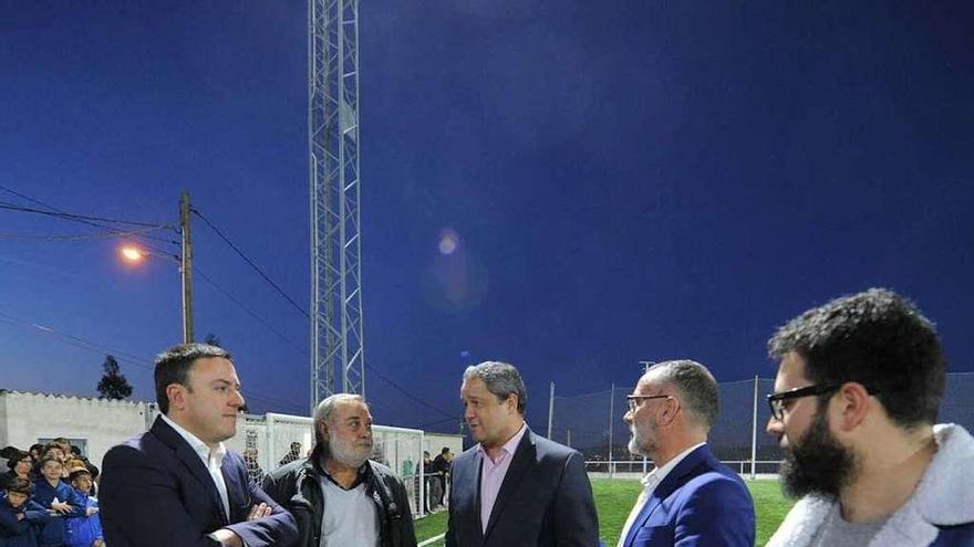 El presidente del Deportivo, Tino Fernández, en el centro, ayer durante un acto en A Coruña . // C. Padellas