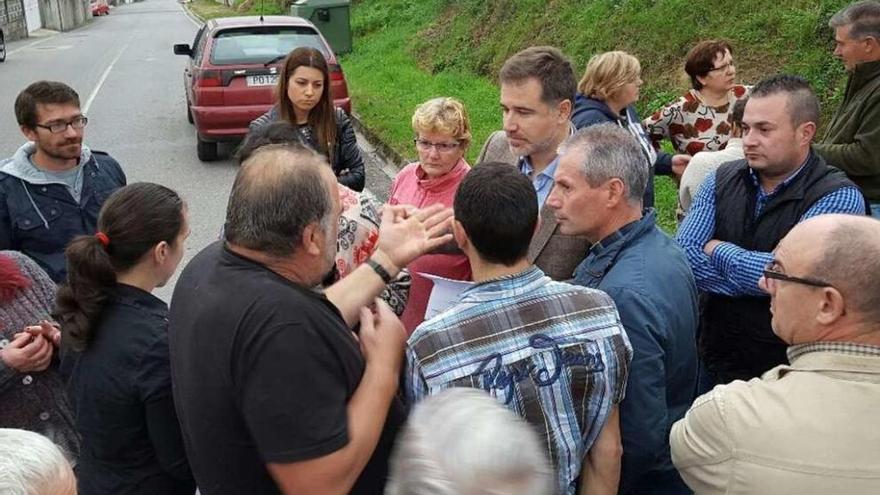 Vecinos de Campañó exponen su malestar al portavoz del PP, Jacobo Moreira. // FdV