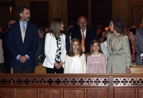 Los Reyes, sus hijas y la Reina Sofía, en la misa de Pascua en Palma