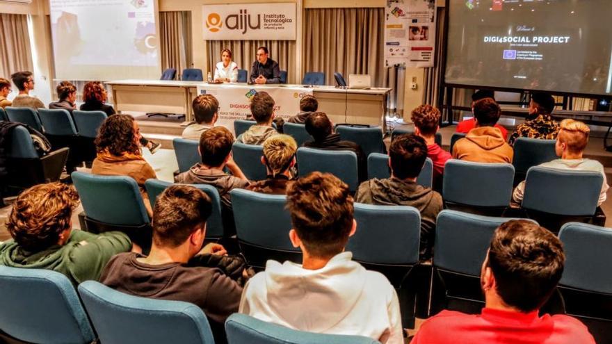 Presentación en el salón de actos de AIJU.