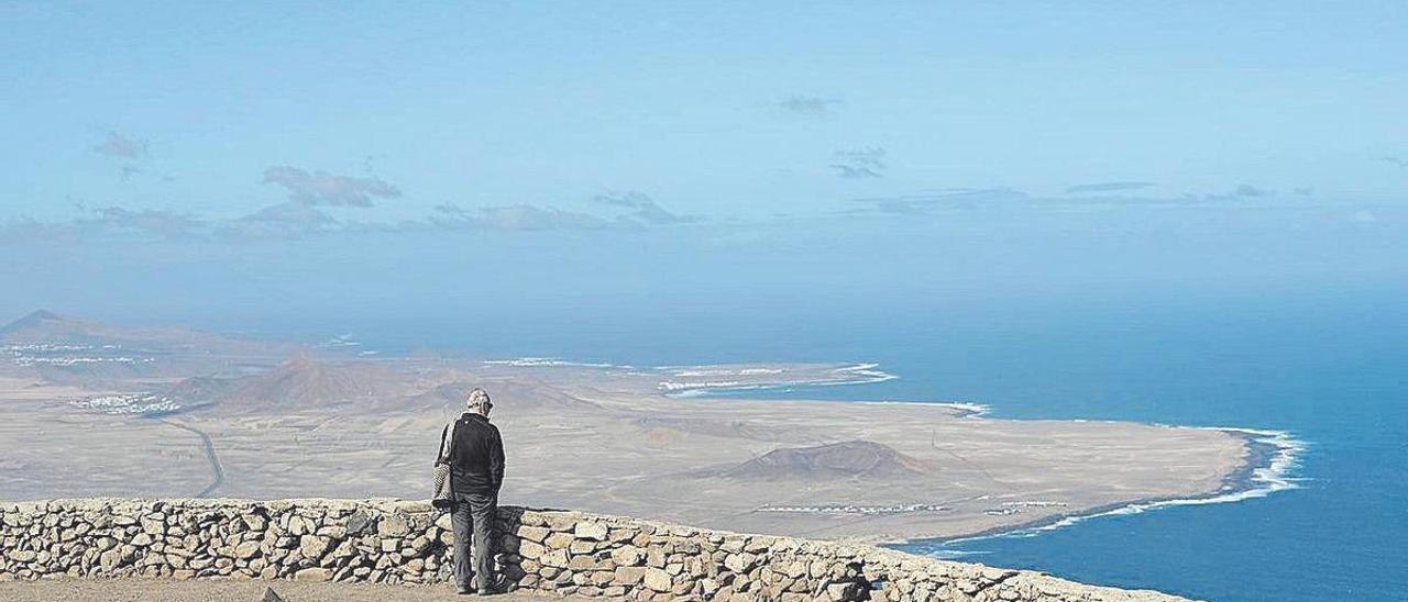 Herzog contempla la vista  del Bosquecillo de Haría.