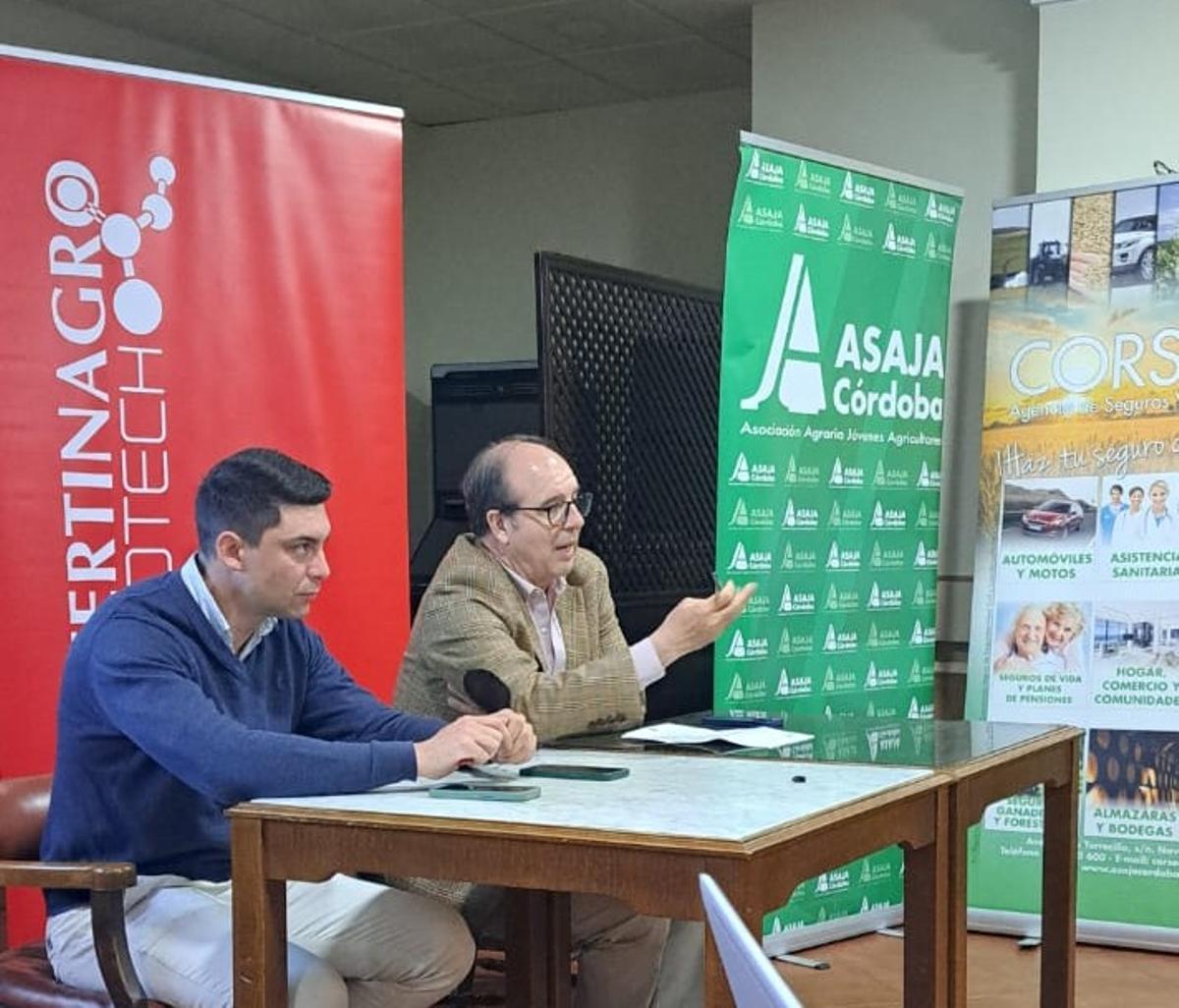 Charla de Asaja celebrada en Santaella para informar sobre la nueva PAC y las ayudas por el temporal.