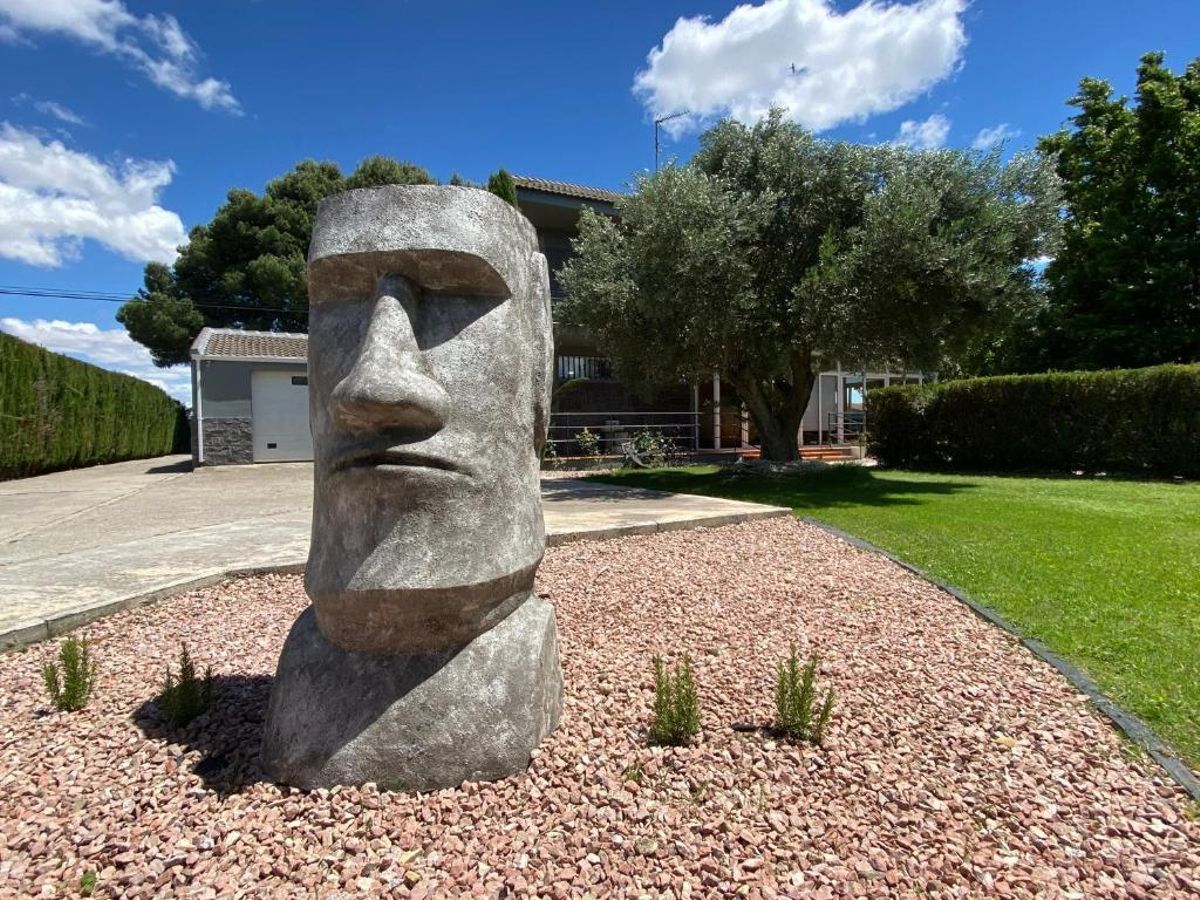 Entrada villa de lujo en Montañana