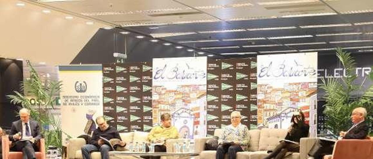 Participantes y asistentes a la presentación de la revista &quot;El Baluarte&quot;, en El Corte Inglés.