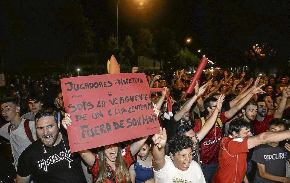 Dolor y rabia de aficionados del Mallorca en el último partido de Segunda