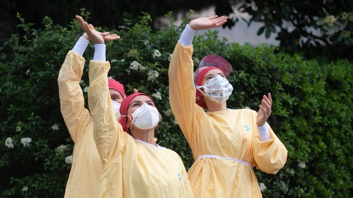 zentauroepp53116542 heathcare workers wearing face masks and protective suits ac200413220843