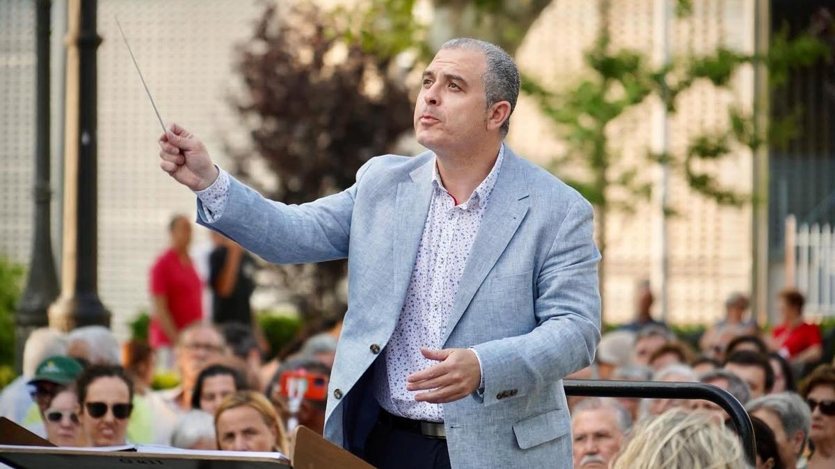 El músico David Rivas en plena labor de dirección.