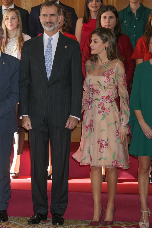 Recepción en Asturias con Letizia Ortiz vestida con transparencias y estampado de flores de Carolina Herrera