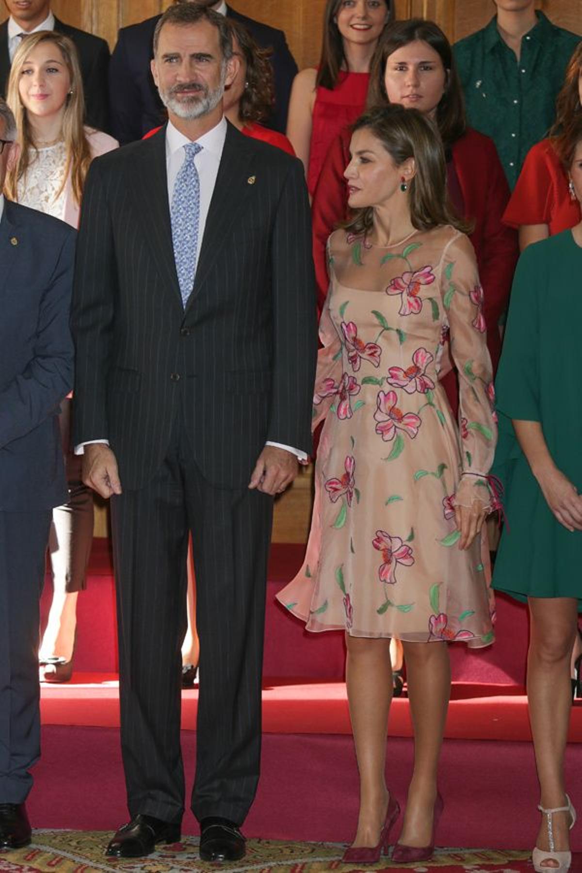 Recepción en Asturias con Letizia Ortiz vestida con transparencias y estampado de flores de Carolina Herrera