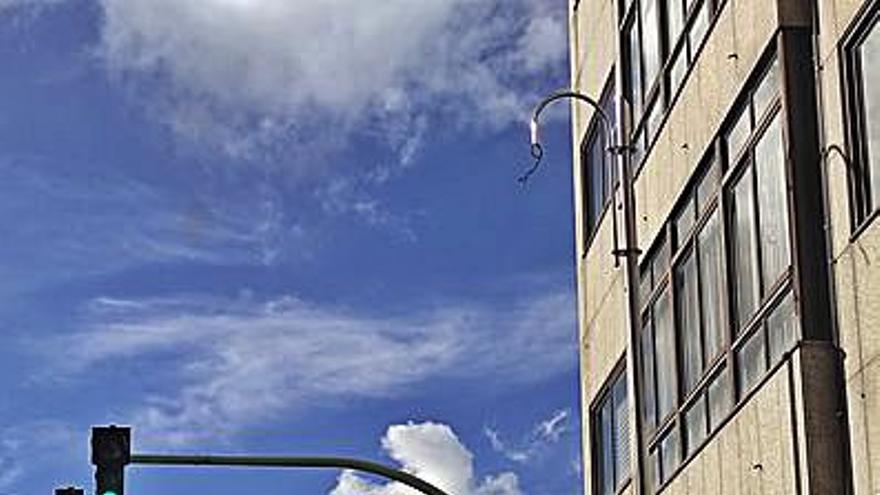 La farola, junto al semáforo.