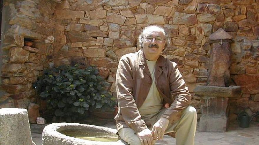 El poeta Antonio Colinas en el patio de su casa de Fuente Encalada.