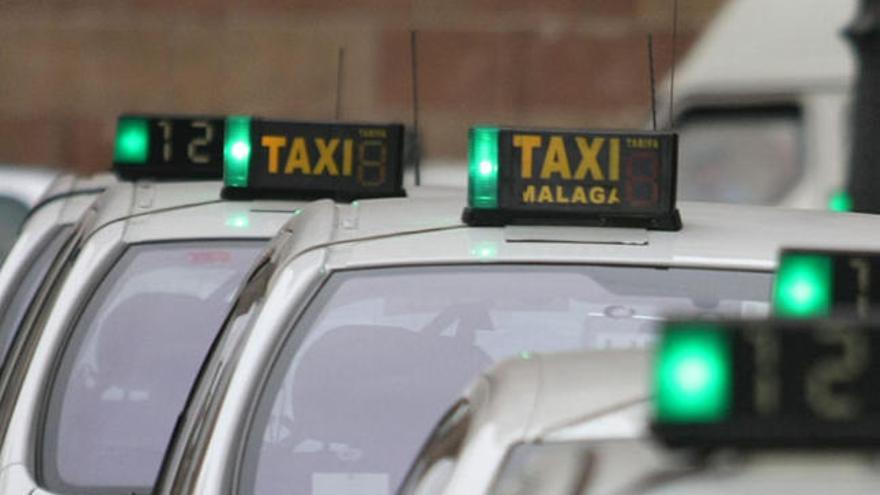 Taxis en una parada de Málaga capital.