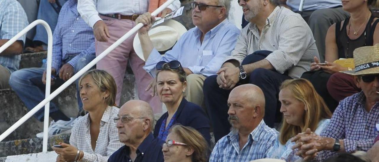 Palmer y María Salom en los toros. Arriba Francisco de España y Antonio Jarabo.