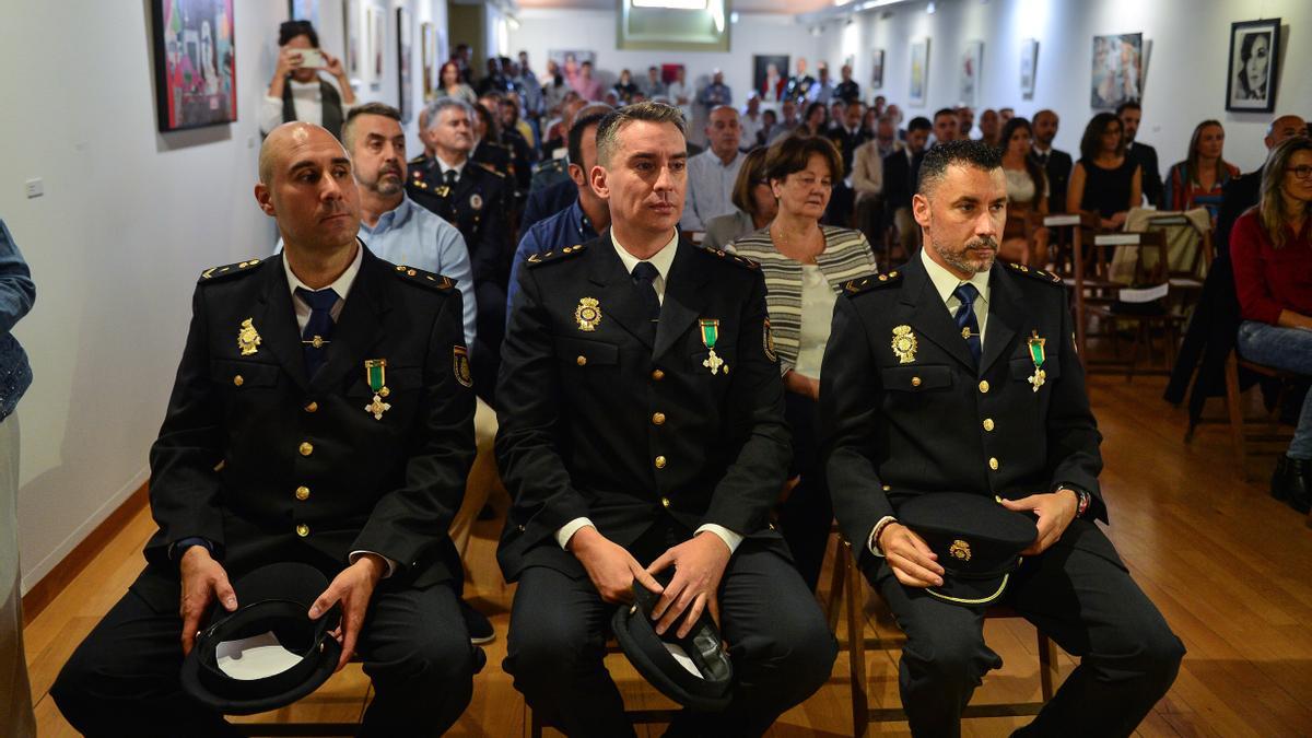 Agentes condecorados en los actos del patrón de la Policía Nacional en Plasencia.