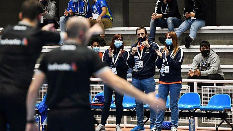 Cuerpo técnico durante un partido en el Municipal.