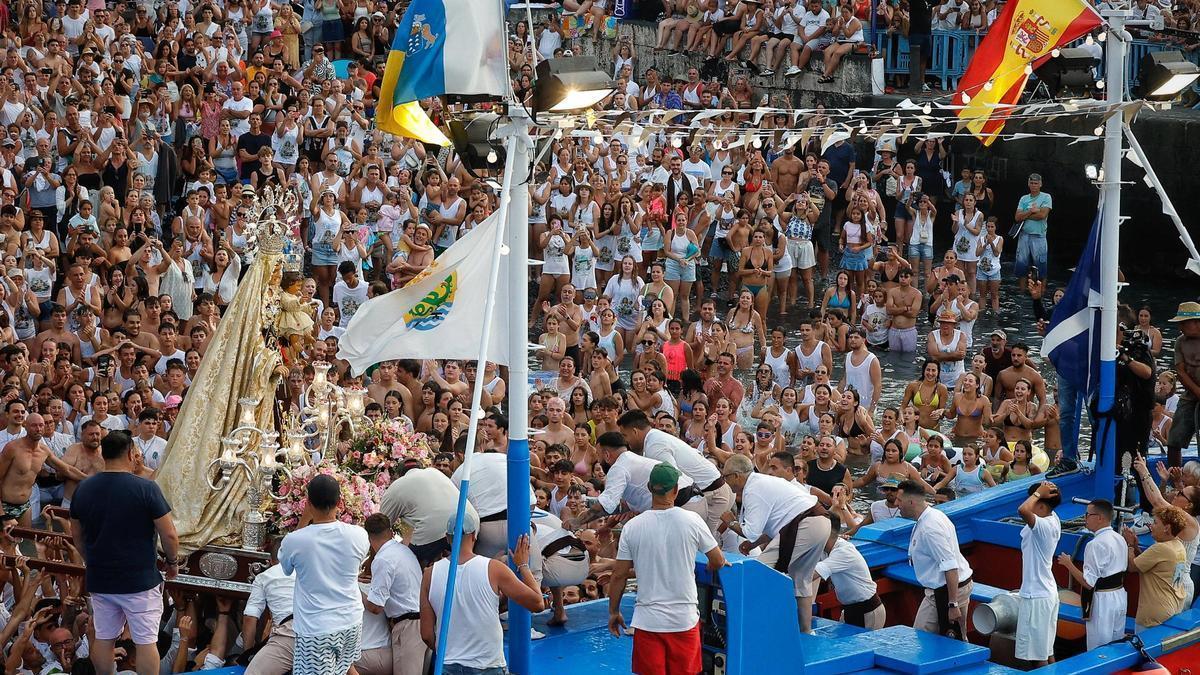 Embarcación de la Virgen del Carmen el año pasado en Puerto de la Cruz