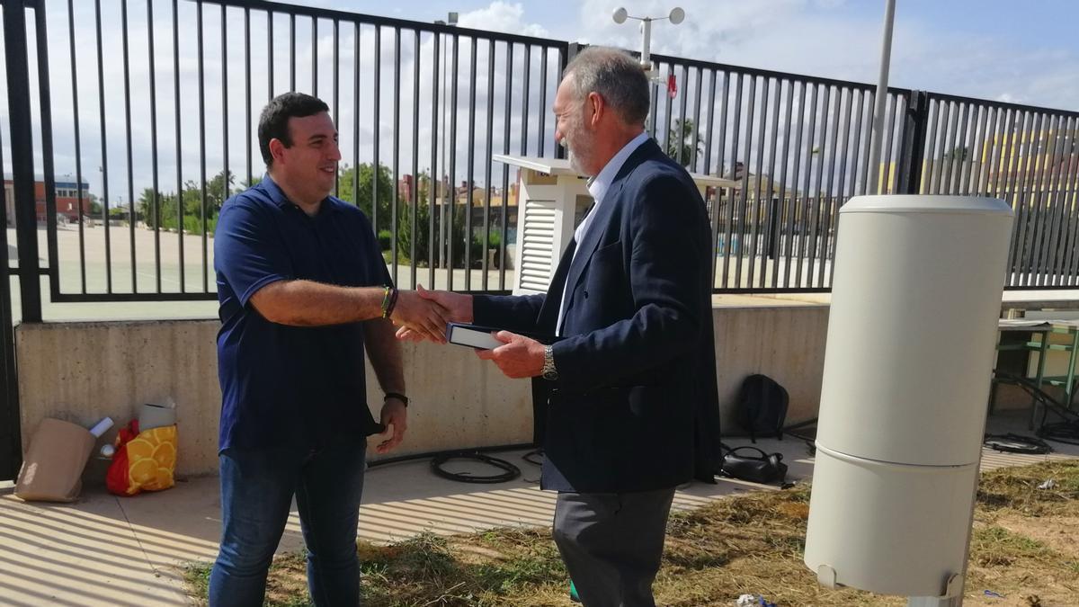 Rubén Torregrosa, de Proyecto Mastral y el delegado territorial de AEMET Jorge Tamayo, junto a la estación del IES Torrevigía