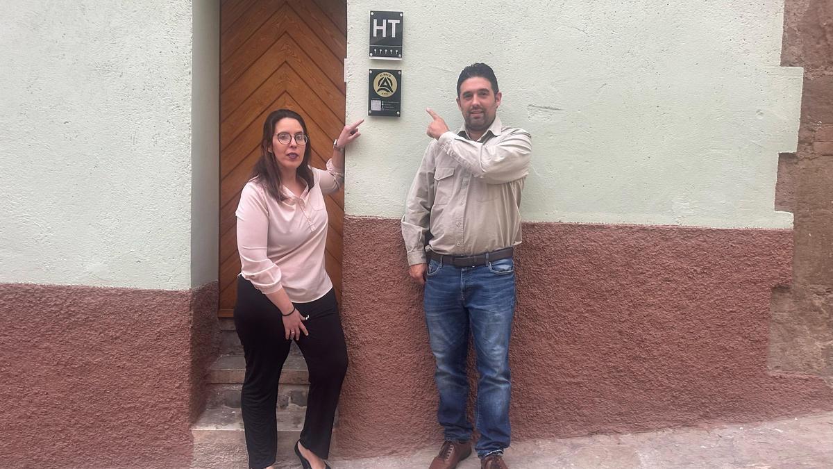 Els propietaris del Racó d’Artés, Maria Elena i Jordi Arnau, davant de l'establiment