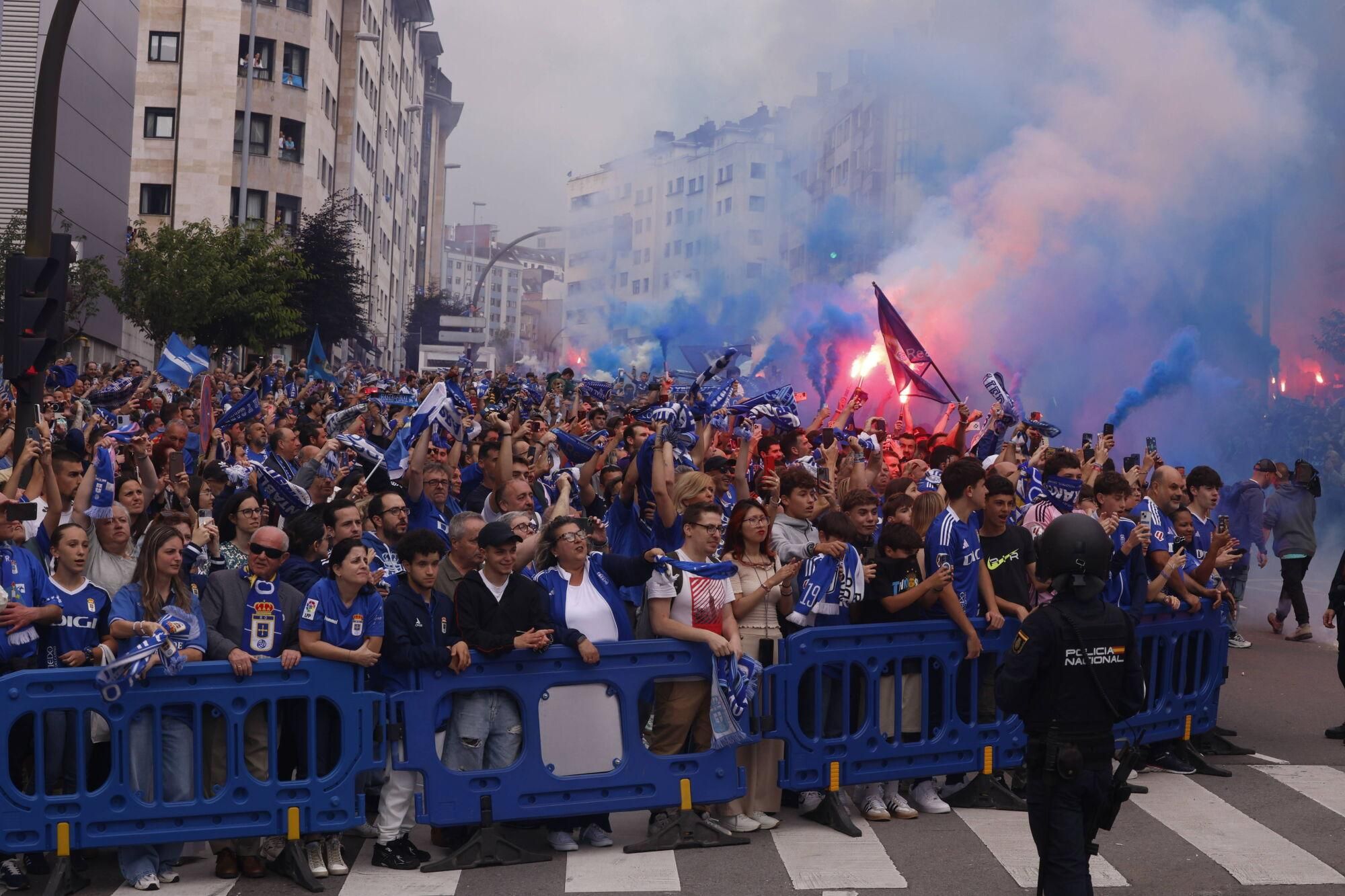 EN IMÁGENES: Espectacular recibimiento de la afición del Oviedo a su equipo antes de la vuelta por el ascenso contra el Almería