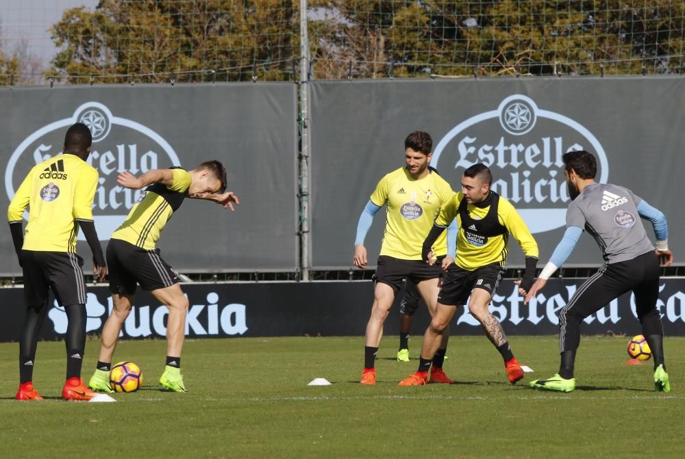 Eduardo Berizzo dirige el último entrenamiento del cuadro celeste antes de visitar el domingo al Sporting en El Molinón