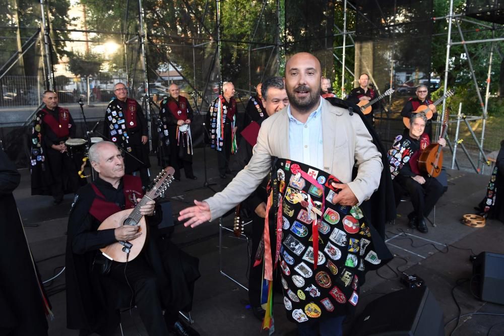 El portavoz municipal, José Manuel Lage Tuñas, fue el encargado de dar el pregón en una jornada con la música de La Tuna de Veteranos.