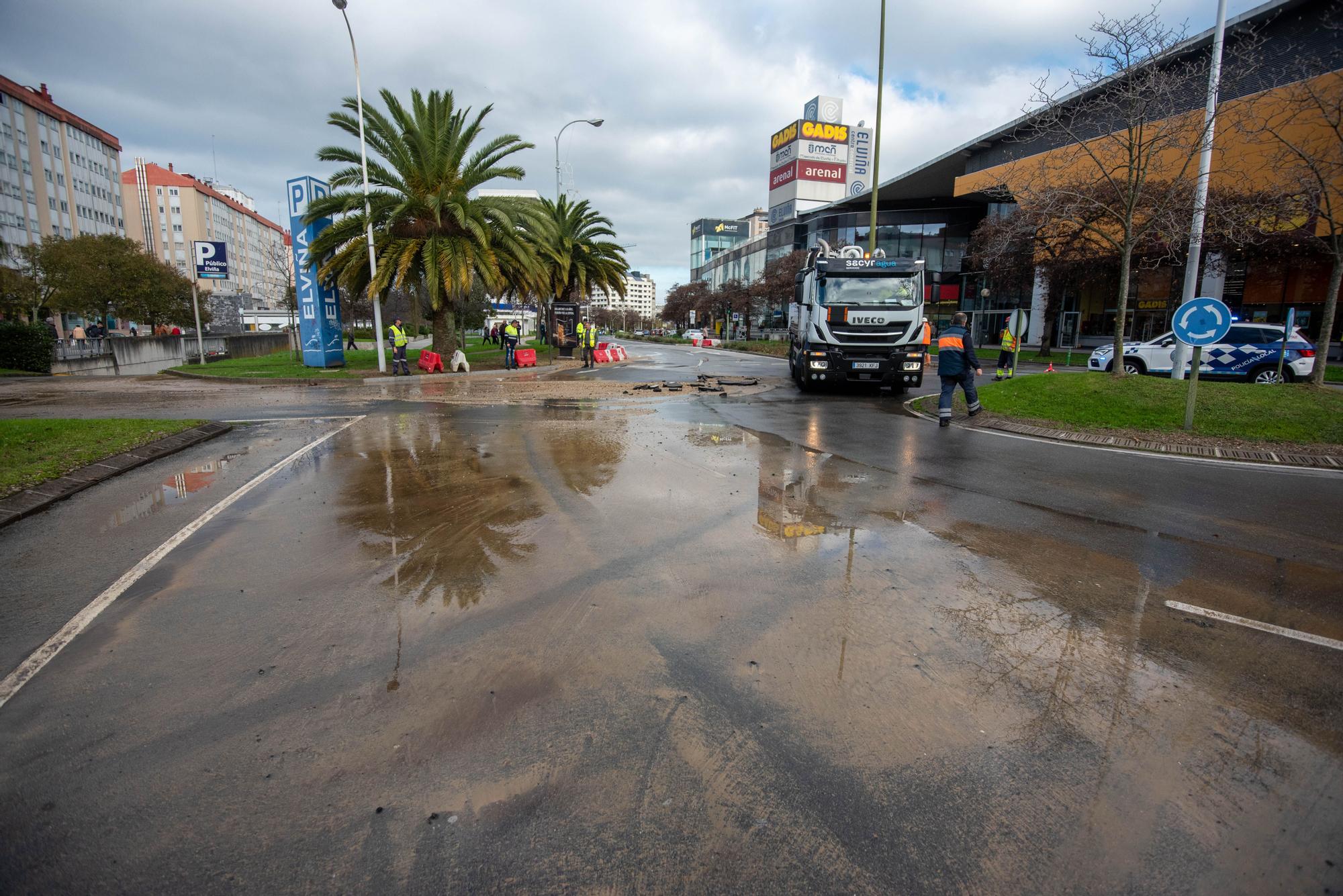 La rotura de una tubería obliga a cortar el tráfico en Monelos