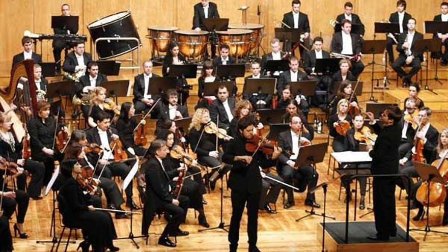 Christoph König dirige a la Real Filharmonía de Galicia y a Lawrence Power a la viola.  // Jorge Santomé