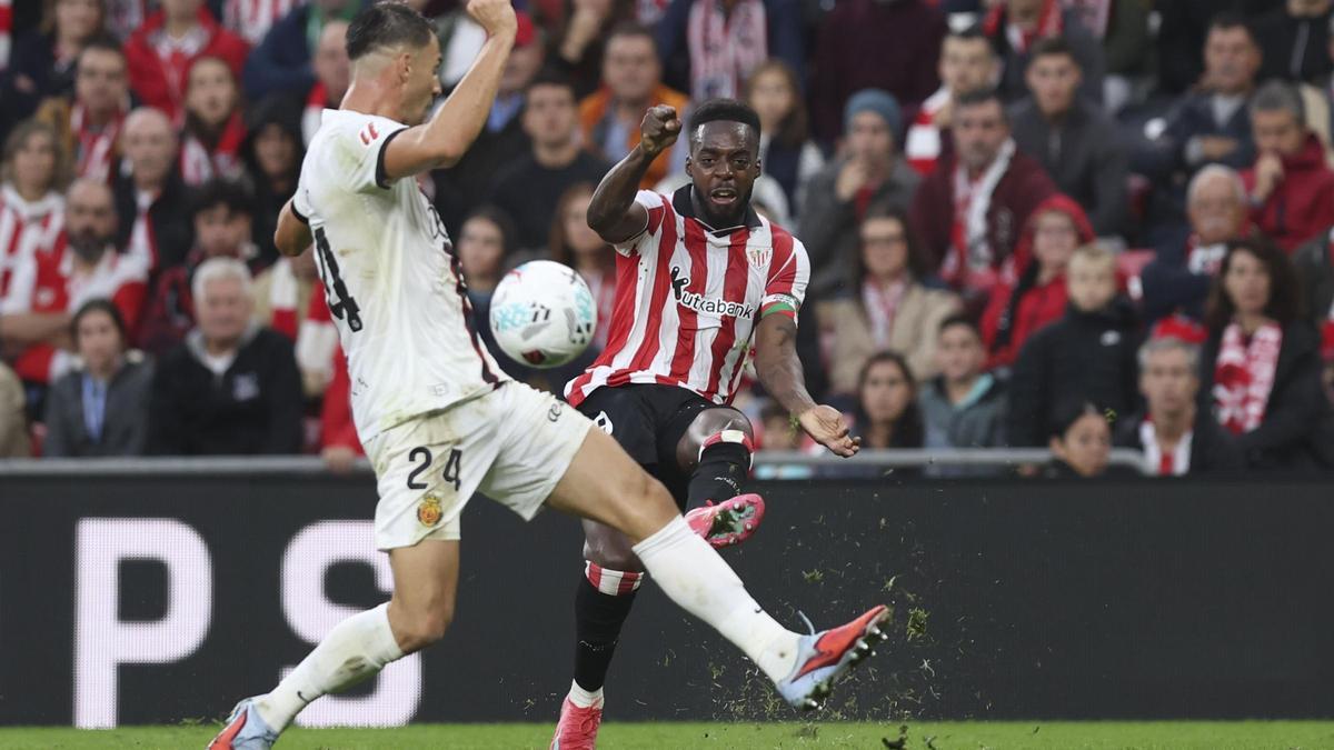 Iñaki Williams, autor del 1-0, centra al área ante la presió de Valjent