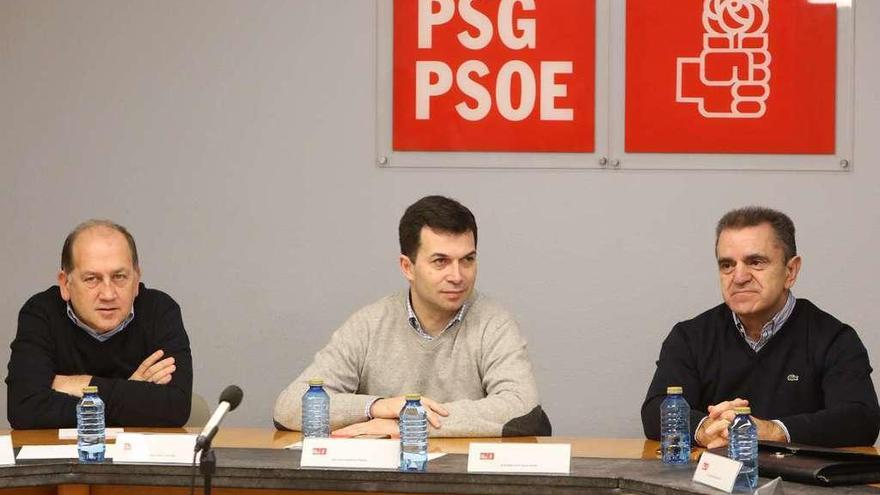 Xoaquín Fernández Leiceaga, Gonzalo Caballero y J. Manuel Franco, ayer, en la reunión del PSdeG en Santiago.