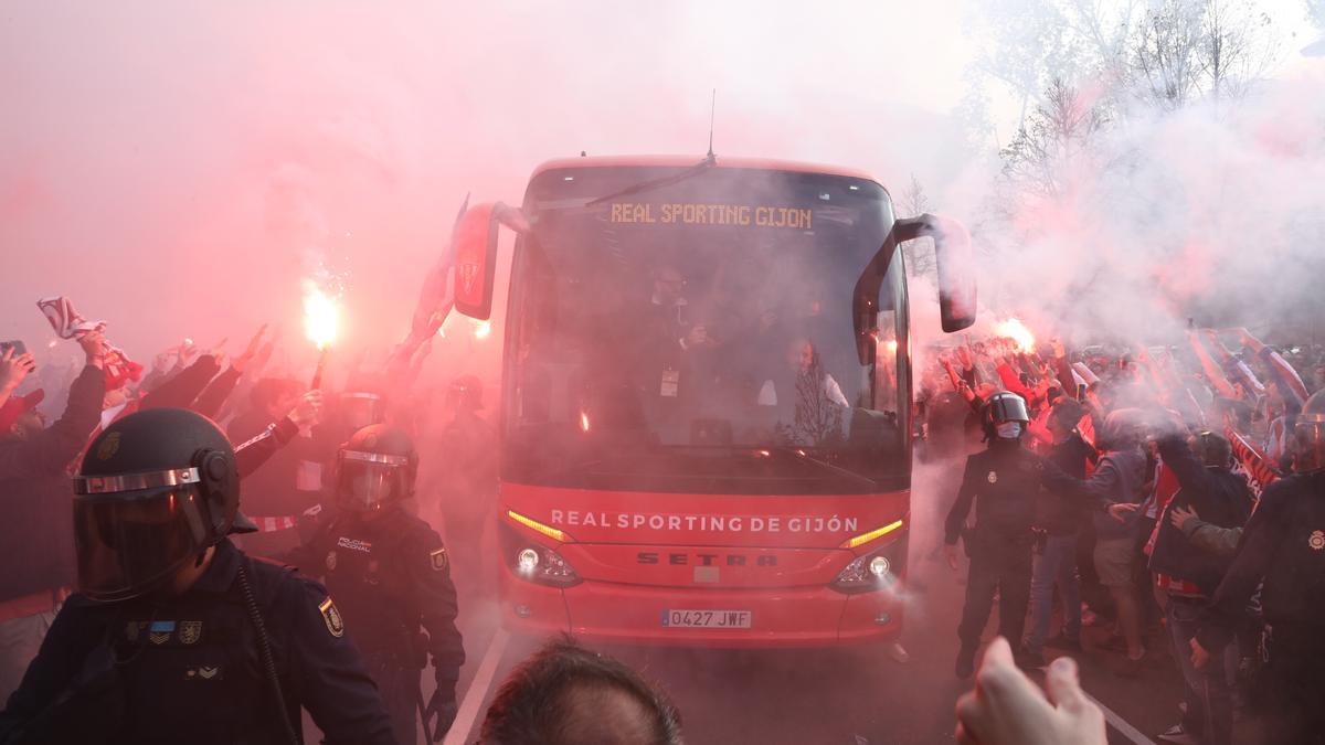 EN IMÁGENES: Así fue el recibimiento al autobús del Sporting en El Molinón