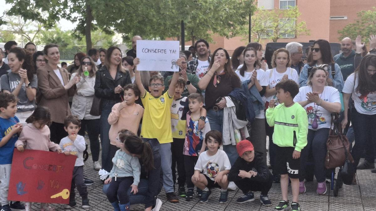 Vídeo | Familiares, alumnos y vecinos reclaman un conserje en el colegio Cerro Gordo de Badajoz