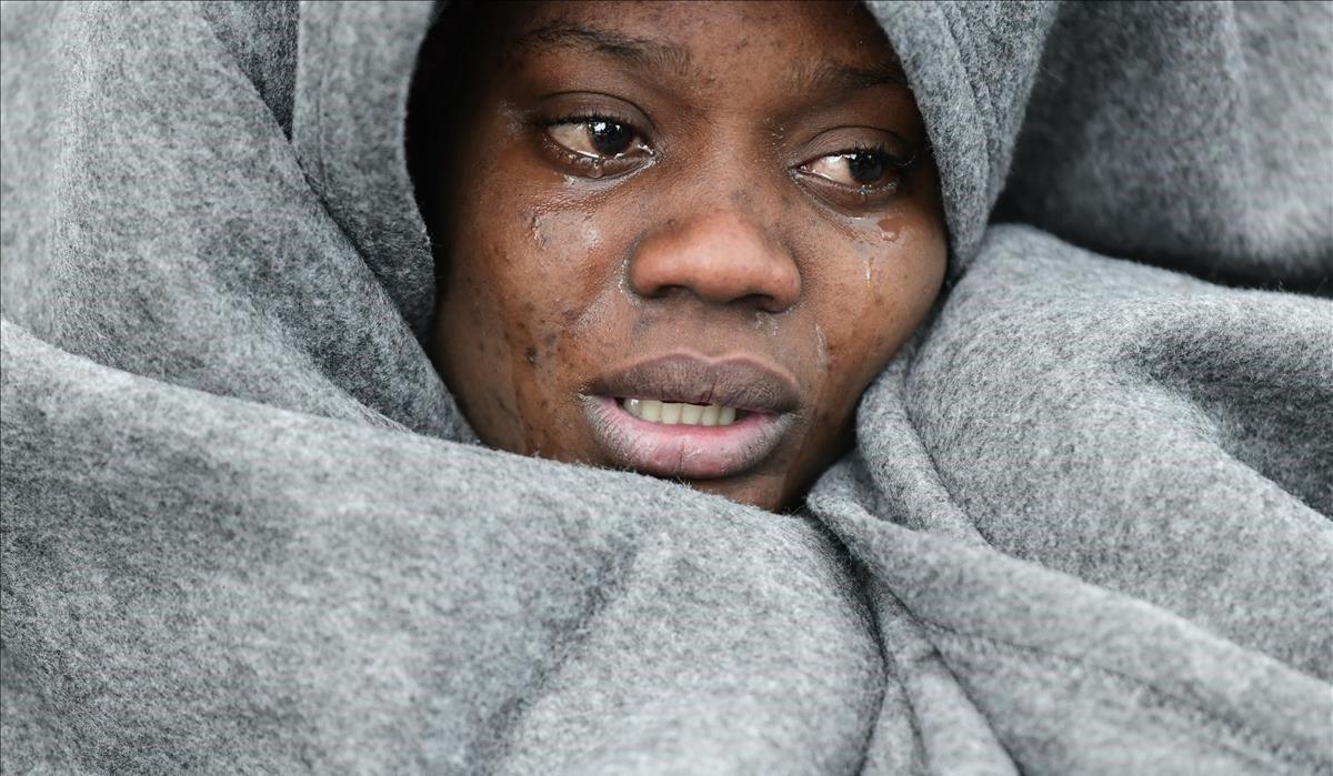 zentauroepp52664675 a migrant cries as she tries to warm herself as she and othe200307200730