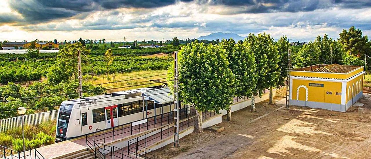 La estación ferroviaria de Benimodo tras la restauración y limpieza del entorno.