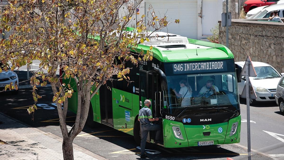 La línea 946, una de las que cubre el transporte urbano en Santa Cruz